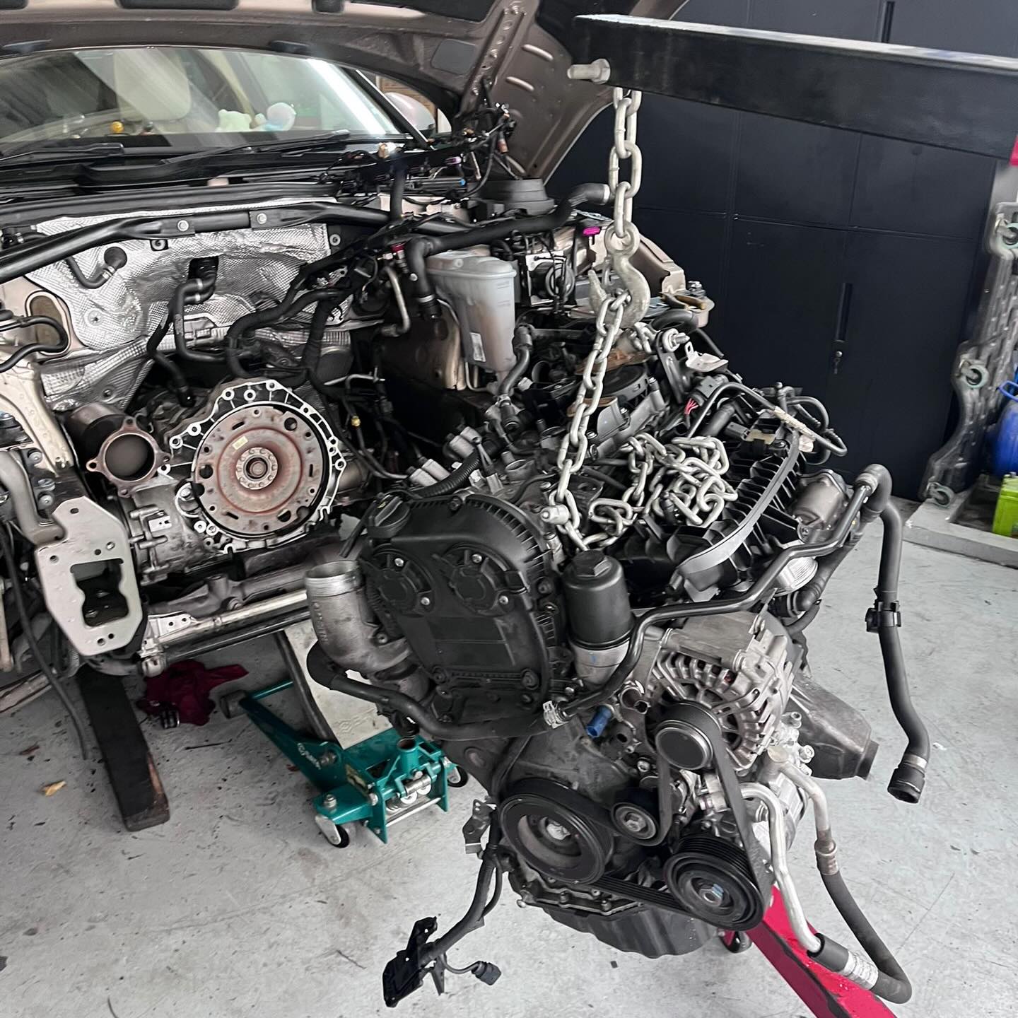 Porsche Macan drivetrain removed during an engine-failure investigation