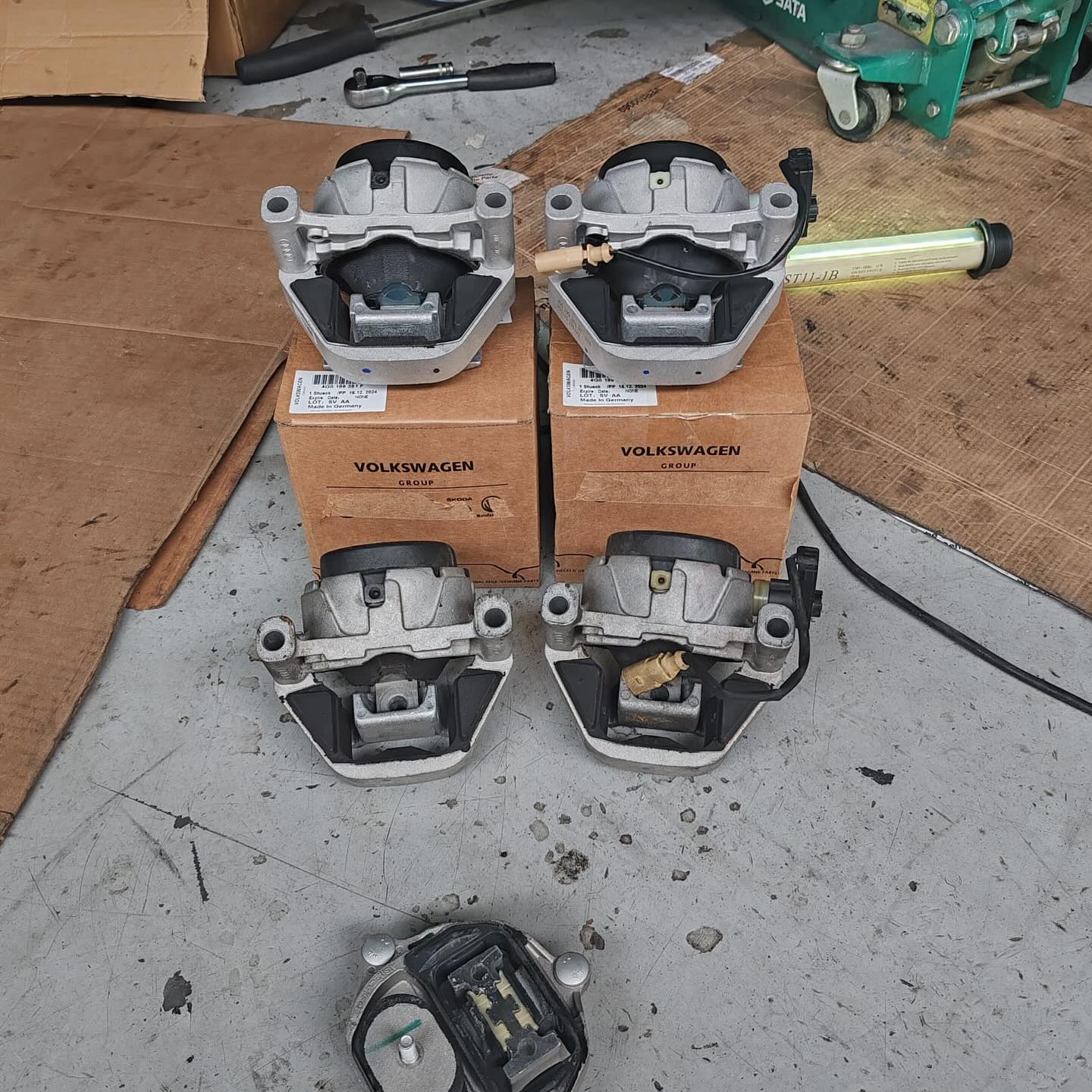 Replacement and removed mounts for an Audi A6