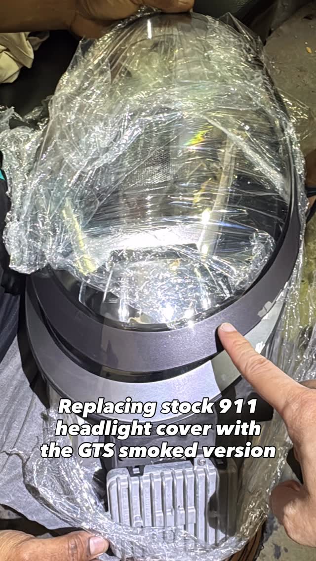 Porsche 991.2 headlight assembly during a cover change