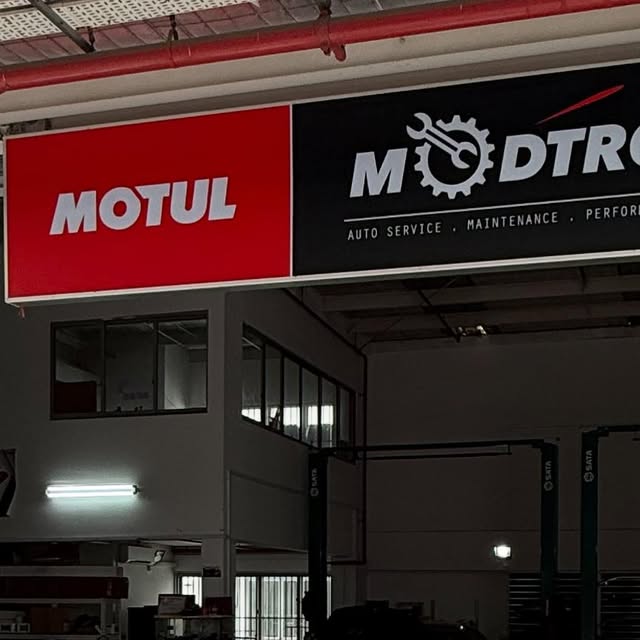 Modtronic workshop during a Porsche Cayman 987 visit