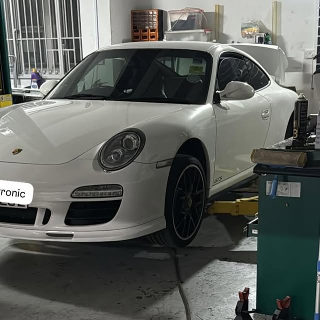 Porsche 911 GTS in the Modtronic workshop